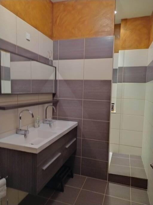 Appartement Spacieux Avec Grand Patio, 1Er Etage Sigean Extérieur photo